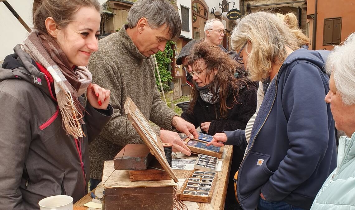 Münzsäger Roland Fohs aus Winnweiler verwandelt Münzen in echte Schmuckstücke. Bereits am Samstagnachmittag herrschte nicht nur an seinem Stand im Maulbronner Klosterhof reger Andrang. Fotos: Schröder