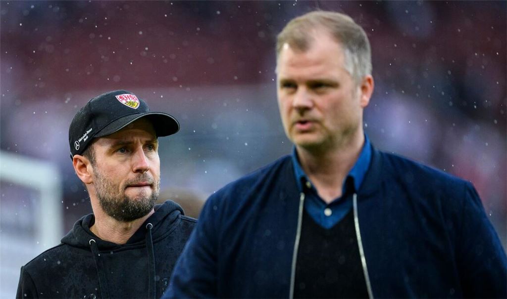 Müssen den Weg in die Relegation antreten: Stuttgarts Trainer Sebastian Hoeneß (l) und  Sportdirektor Fabian Wohlgemuth (r).