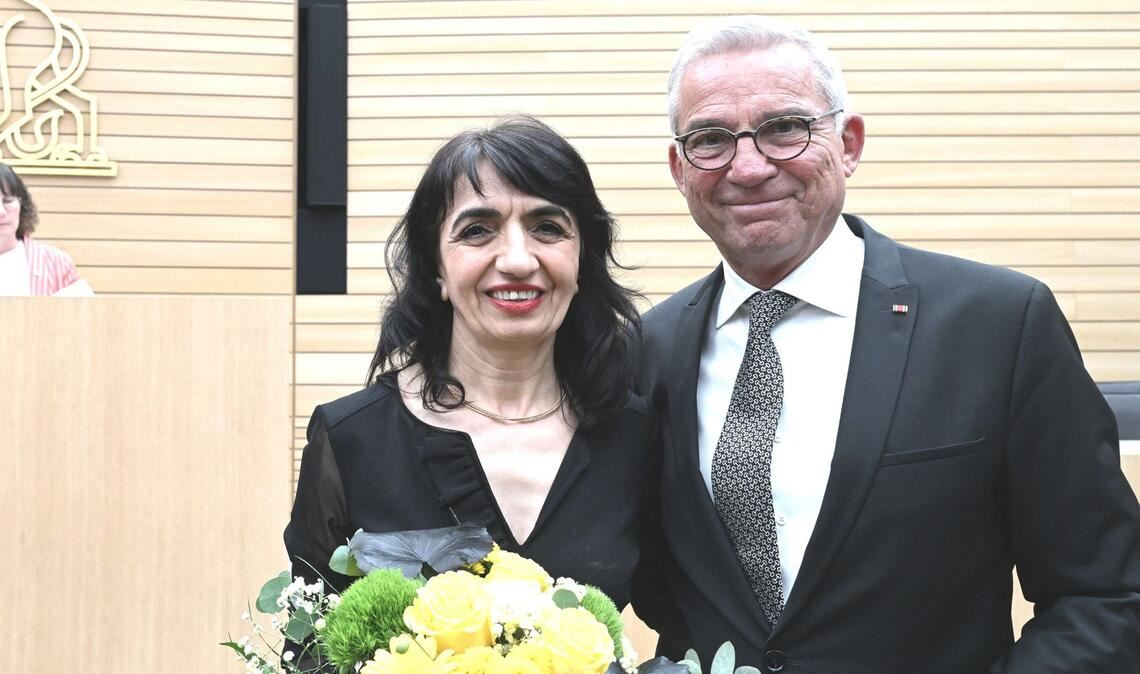 Muhterem Aras (Bündnis 90/Die Grünen) gratuliert dem neuen Landtagspräsidenten, Thomas Strobl (CDU).