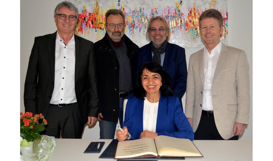 Muhterem Aras macht bei ihrem Besuch in Illingen unter anderem im Rathaus Station. Foto: Stahlfeld 