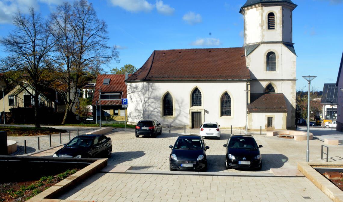 Multifunktional: Der Dorfplatz kann als Parkfläche genutzt werden, bietet mit der Bühne im vorderen Bereich aber auch Möglichkeiten für Auftritte bei Veranstaltungen. Fotos: Stahlfeld