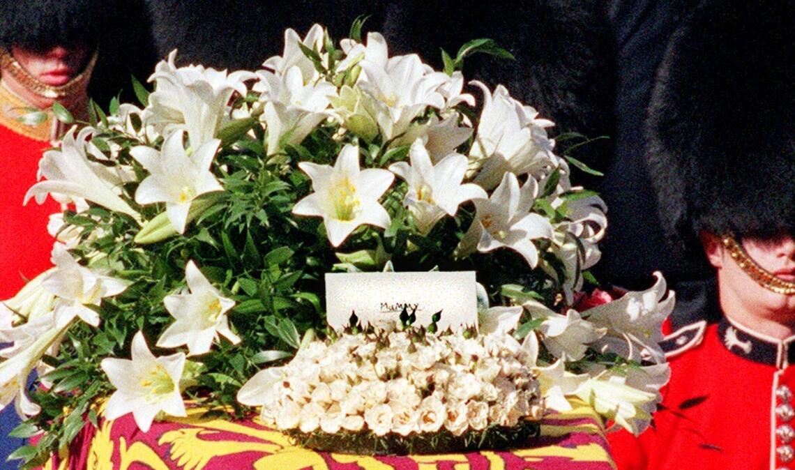 "Mummy" steht auf der Karte hinter dem Rosengebinde und vor den weißen Lilien auf dem in die Königsstandarte gehüllten Sarg Prinzessin Dianas - ein letzter Gruß von William und Harry an ihre Mutter.