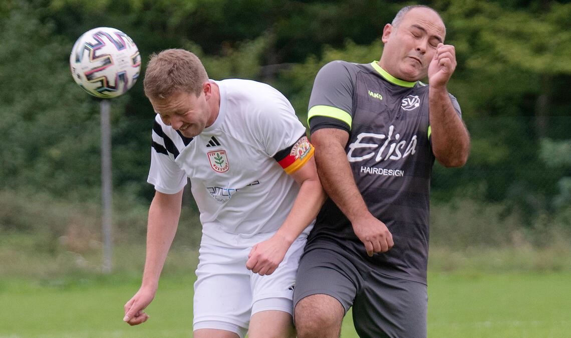 Murat Ayhan (re.), Spielertrainer des SV Sternenfels, erlebt mit seiner Mannschaft eine Niederlage gegen die SGM TSV Nußdorf/ FV Roßwag II. Das Spiel endet 1:3. Foto: Fotomoment