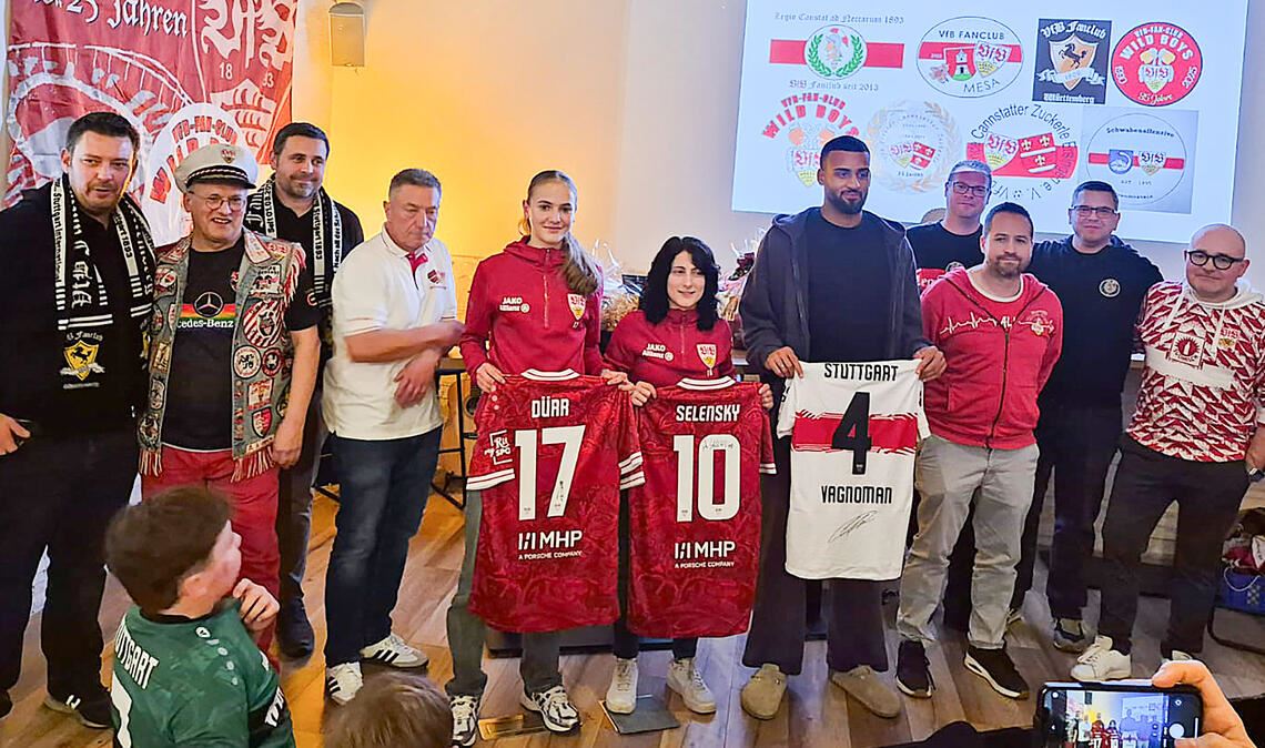 Muriel Dürr, Anja Selensky und Josha Vagnoman mit Vertretern der sechs Fanclubs „VfB Fanclub Mesa“ (Mönsheim), „1806 Württemberg“ (Illingen), „Schwabenoffensive 95“ (Knittlingen), „Wild Boys“ (Mühlacker), „VfB-Freunde Cannstatter Zuckerle“ (Ersingen) und Legio Canstat ad Neccarum 1893 (Kernen). Foto: privat