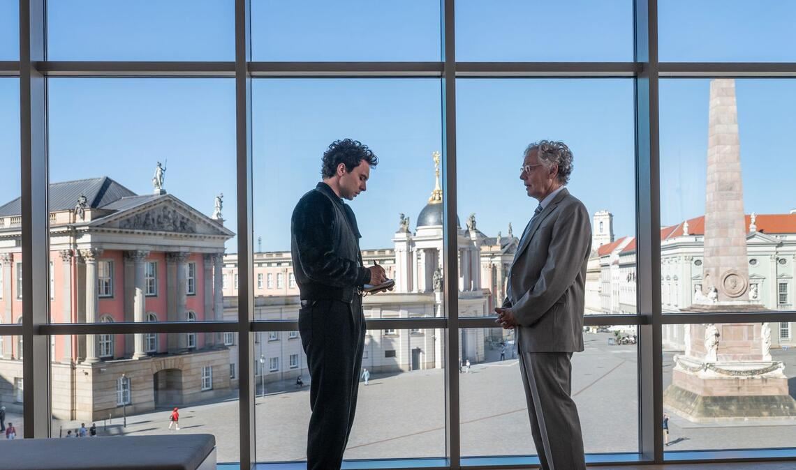Museumsdirektor Henrik Feldmann (Thomas Bading, rechts) hat an seinem Arbeitsplatz einen traumhaften Blick auf das historische Zentrum Potsdams, muss sich die kritischen Fragen von Kommissar Ross aber trotzdem gefallen lassen.