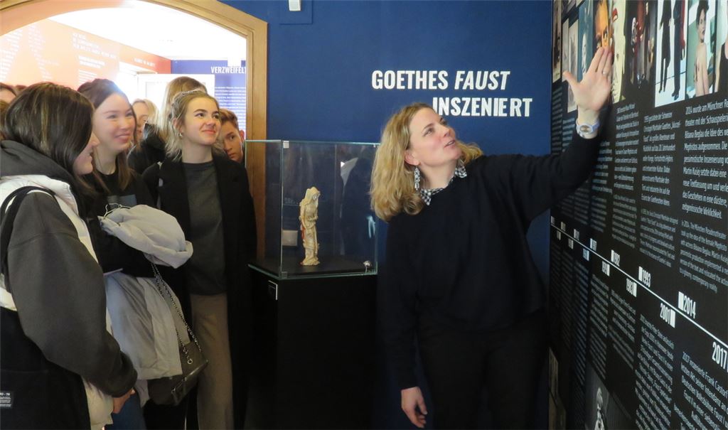 Museumsleiterin Dr. Denise Roth führt die Schüler aus Hessen durchs Museum. Hier vermittelt sie einen Eindruck in verschiedene Faust-Inszenierungen. Foto: Becker