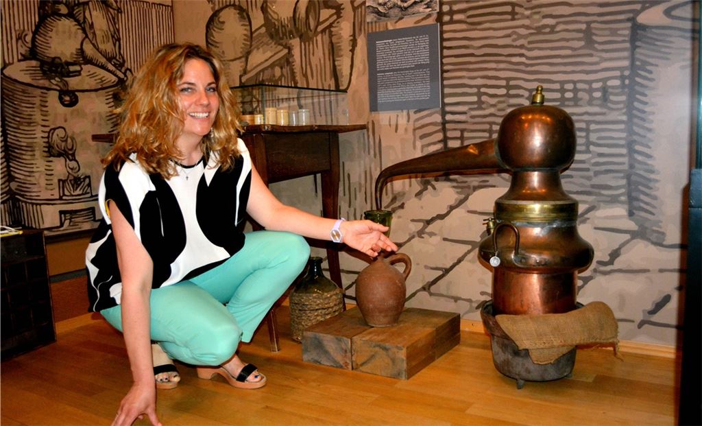 Museumsleiterin Dr. Denise Roth hat sich am Sonntag Verstärkung in Person von Co-Kurator Dr. Rainer Werthmann geholt. Er gab Einblicke in die Alchemie. Fotos: Stahlfeld