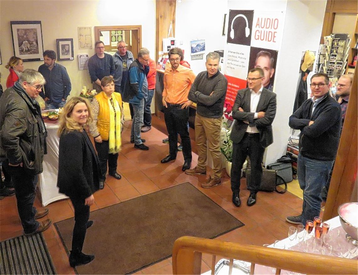 Museumsleiterin Dr. Denise Roth (vorne) begrüßt die Gemeinderatsmitglieder im Museum. Eine Power-Point-Präsentation vermittelt einen Eindruck von den geplanten Veranstaltungen.Becker