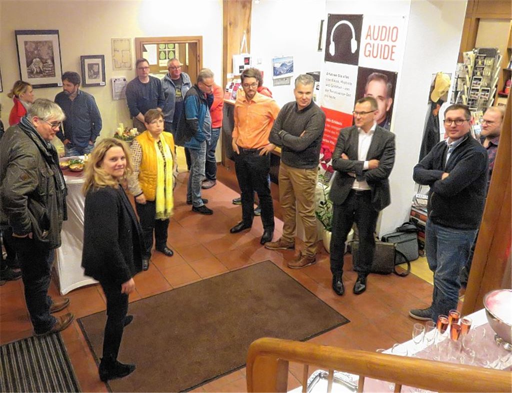 Museumsleiterin Dr. Denise Roth (vorne) begrüßt die Gemeinderatsmitglieder im Museum. Eine Power-Point-Präsentation vermittelt einen Eindruck von den geplanten Veranstaltungen.Becker