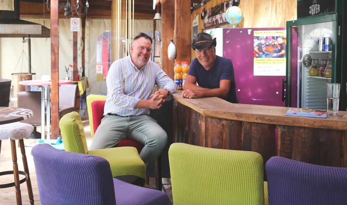 Musicpark-Betreiber Wolfgang Kienzle (re.) und Immobilienmakler Jens Stumpp sind guter Dinge, dass sie einen geeigneten Käufer für die Maulbronner Lokalität finden. Foto: Schüller