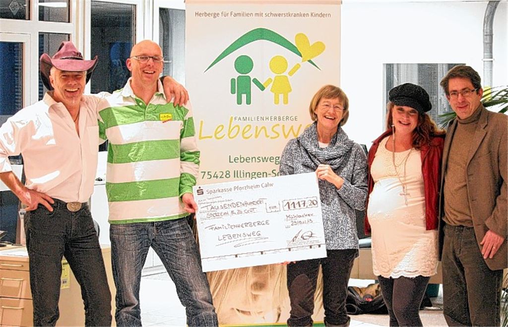 Musicpark-Inhaber Wolfgang Kienzle (v. li.), Achim Dürr und Tressa Rose Schreiber (2. v. re.), die beiden Sänger von milesTone, übergeben zusammen mit MT-Verleger Hans-Ulrich Wetzel den Scheck an die Initiatorin der Familienherberge Lebensweg, Karin Eckstein.