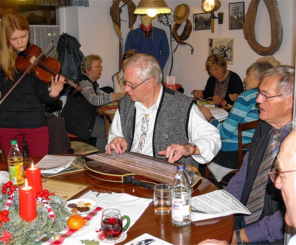 Musik, Gedichte und Geschenke gab es beim Adventsvorsitz des Sternenfelser Albvereins in der Sandbauernstube. Foto: Garhöfer