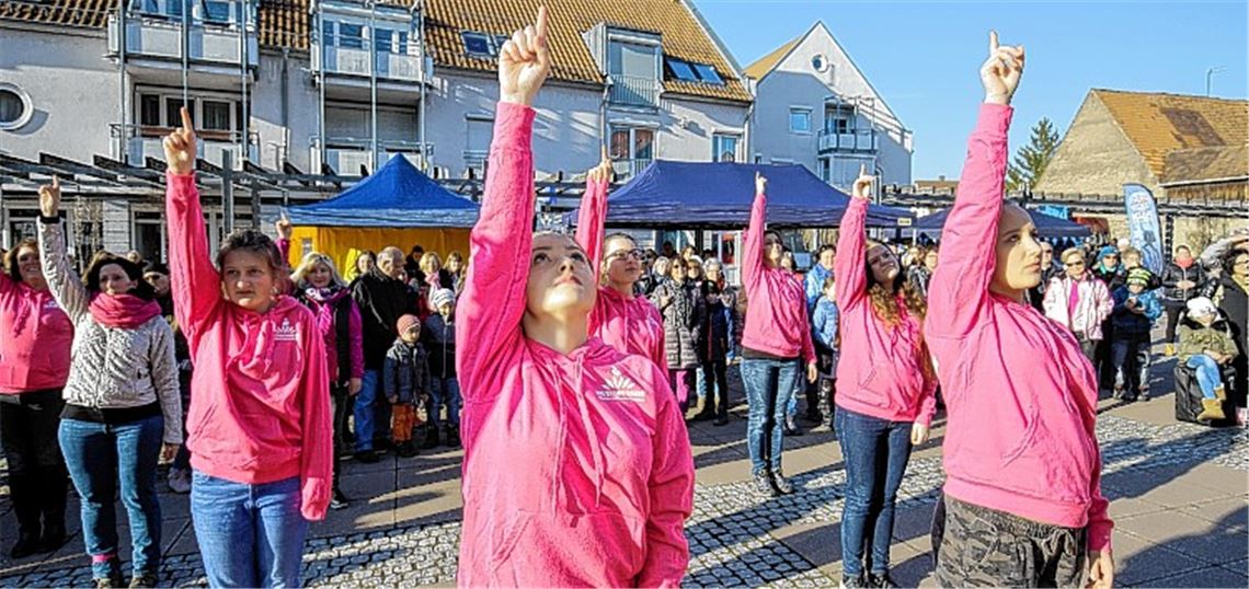 Buntes Spektakel gegen Gewalt an Frauen