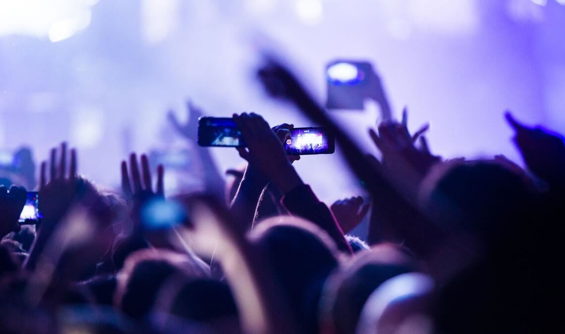 Musik soll Menschen verbinden - doch Wucherpreise auf dem Zweitmarkt machen einen Konzertbesuch für viele Fans unerschwinglich, kritisiert die Branche. (Symbolbild)