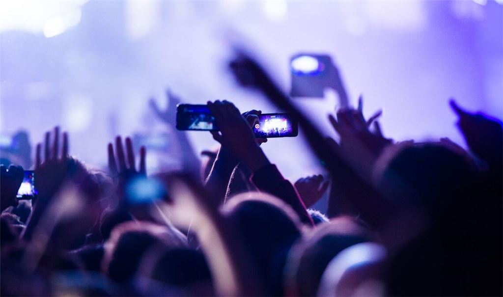 Musik soll Menschen verbinden - doch Wucherpreise auf dem Zweitmarkt machen einen Konzertbesuch für viele Fans unerschwinglich, kritisiert die Branche. (Symbolbild)