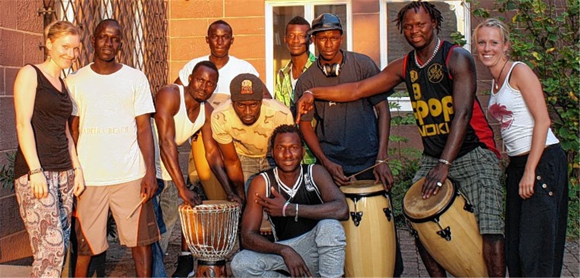 Trommeln gegen den Trübsinn Musik verbindet: Laura König (li.) und Karen Winkler mit Flüchtlingen aus Gambia.