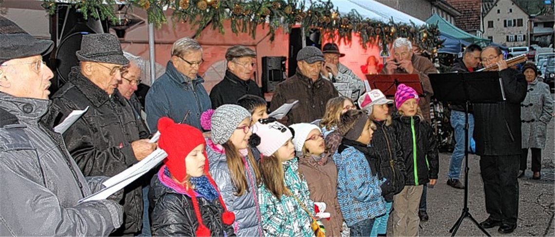 Musik versetzt die Iptinger in vorweihnachtliche Stimmung. 