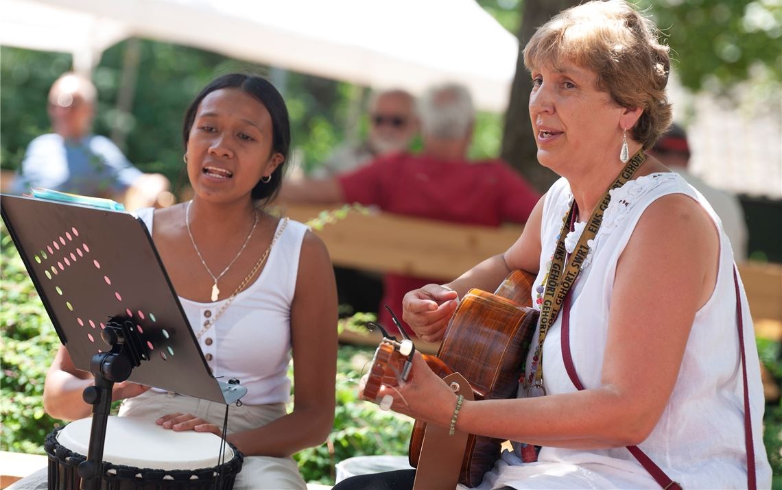 Musikalisch artikulieren Rindra Harivony Andriamihasa und Bernadette Schäfer (v.li.) ihre Hoffnung auf eine humane Welt. Foto: Fotomoment