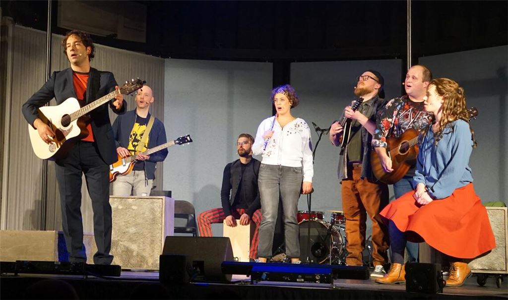 Musikalisch und darstellerisch eine Meisterleistung: Das Ensemble der „Württembergischen Landesbühne Esslingen“ begeistert das Publikum im Uhlandbau-Saal. Fotos: Bastian