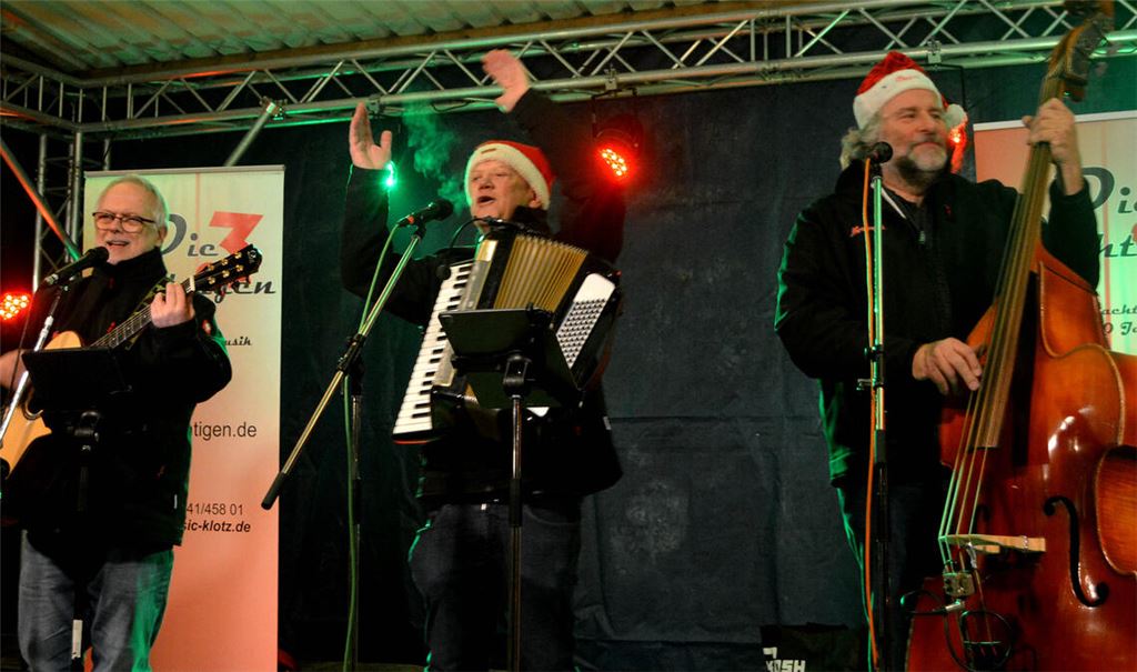 Musikalische Begleitung: Auf der Weihnachtsmarktbühne bestreiten unter anderem „Die 3 Richtigen“ und das Schülerorchester des Musikvereins Enzberg das Programm. Fotos: Stahlfeld