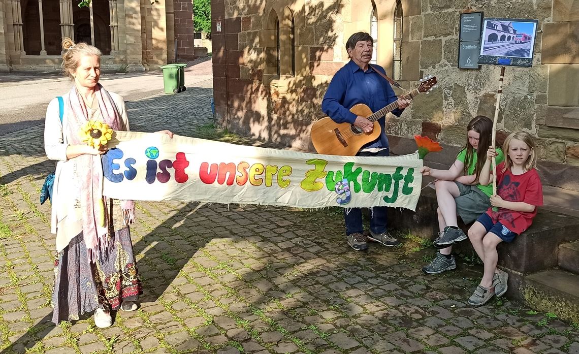 Musikalische Mini-Demo für eine neue Studie unmittelbar vor der Ratssitzung. Foto: Disselhoff