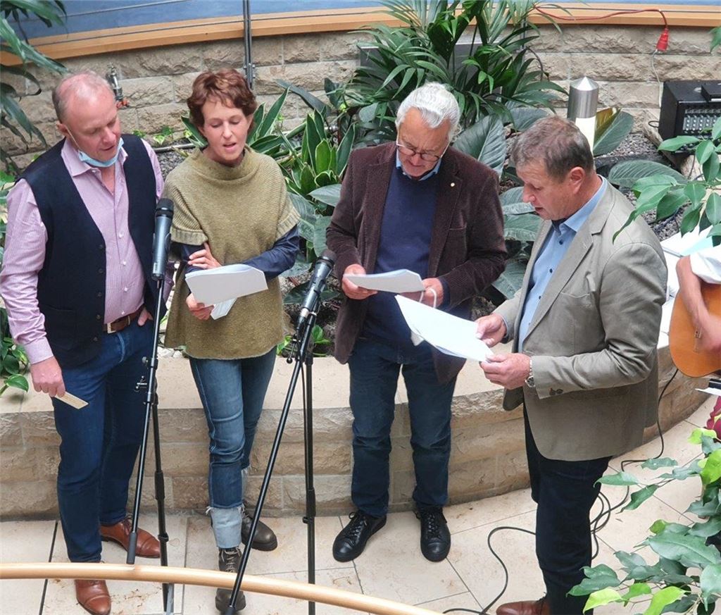 Musikalische Unterhaltung beschert den Heimbewohnern eine Gesangsgruppe des Rotary Club Mühlacker-Enzkreis. Foto: DRK