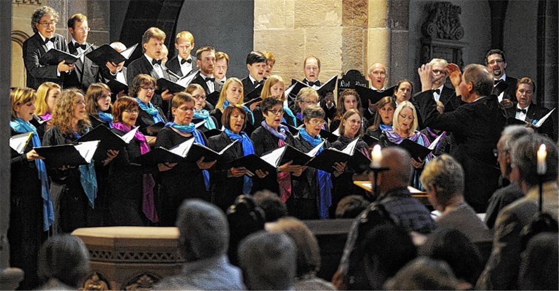 Musikalischer Botschafter der Klosterstadt: Der Kammerchor unter der Leitung von Kirchenmusikdirektor Professor Jürgen Budday begeistert rund 700 Besucher in der Klosterkirche.