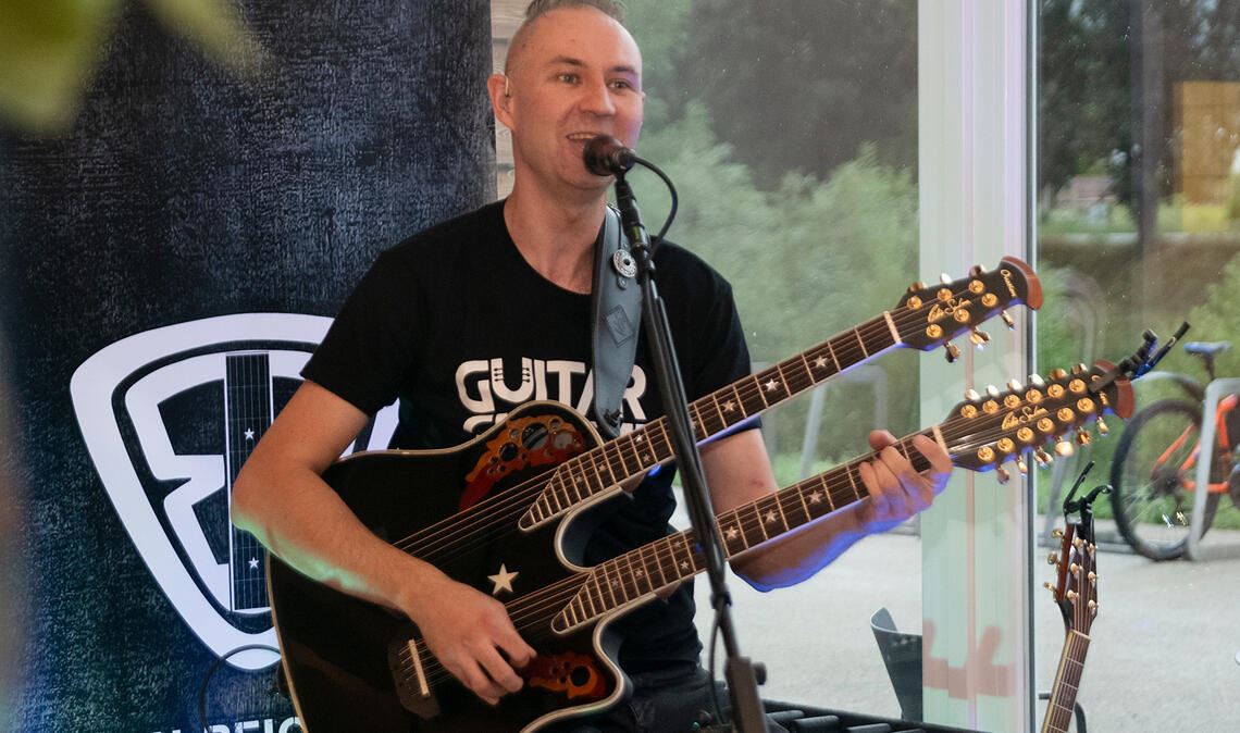 Livemusik verschönt den Sonnenuntergang Musikalischer Gast aus Freiberg am Neckar: Ben Reichert. Foto: Fotomoment