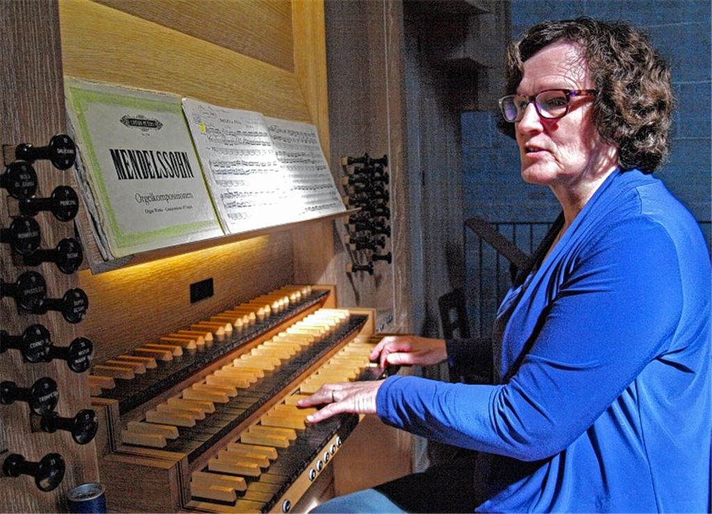 Zuhörer genießen mit geschlossenen Augen