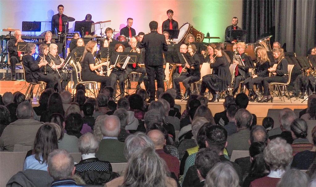 Musikalischer Höhepunkt kurz vor dem Jahreswechsel: Der Musikverein Freudenstein spielt in einer ausverkauften Weissachtalhalle. Foto: Müller