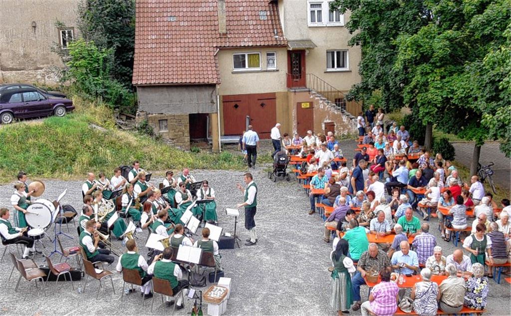 Musikalisches Geschenk: Mit einem Platzkonzert vor der Sandbauernstube bedankt sich die Trachtenkapelle Nöhagen/Österreich bei ihren Gastgebern und der Sternenfelser Feuerwehr. Foto: Garhöfer