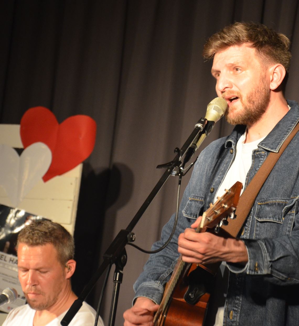 Leise Songs und tiefgehende Botschaft Musiker Samuel Harfst (re.) begeistert mit Dirk Menger bei seinem Konzert in Großglattbach mit Humor und Tiefgang die rund 180 Besucher.Foto: Bischoff-Krappel