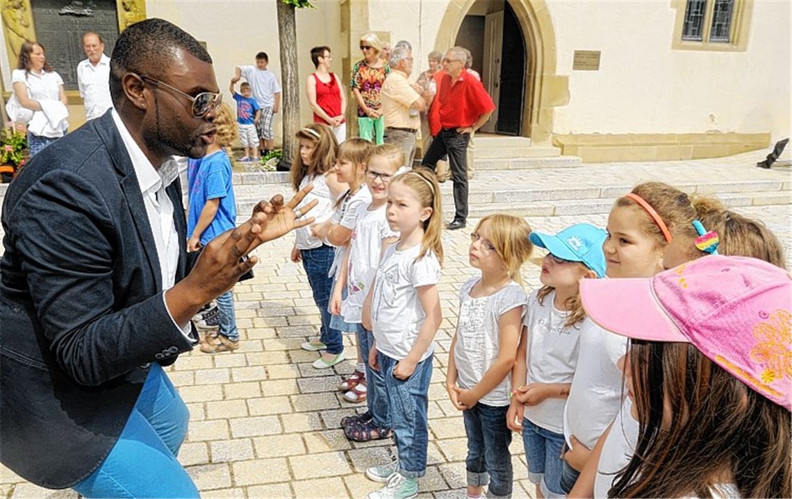 Musiker mit Leib und Seele: John Alexander schwört als neuer Kinderchorleiter des Gesangvereins Liederkranz Iptingen seine jungen Sänger auf ihren Auftritt ein.