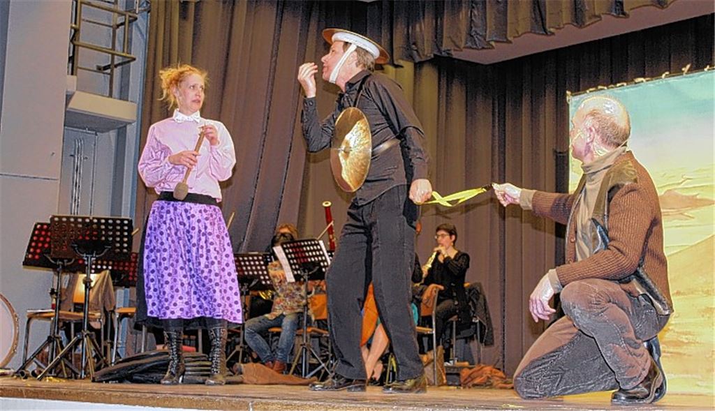 Musikinstrumente dienen als Requisiten, wenn Carl-Herbert Braun (Mitte) in die Rolle des Don Quijote schlüpft.