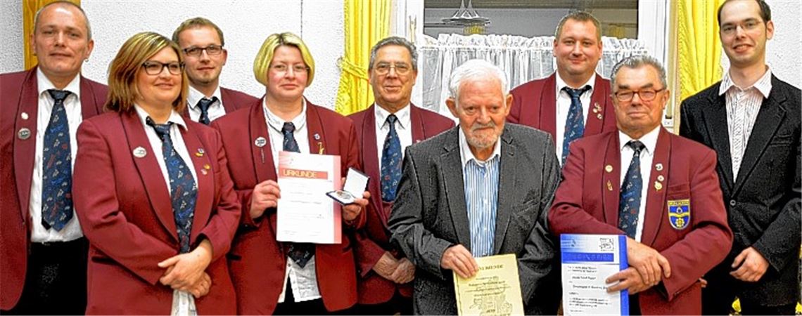 Musikvereins-Vorsitzender Markus Rößle (v.l.) ehrt Tatjana Wenz, Christian Werner, Sabrina Unselt, Hans-Peter Fauth, Karlheinz Rotfuss, Stephan Oser und Adolf Faber im Beisein von Sascha Morlock vom Blasmusikverband Pforzheim/Enzkreis.