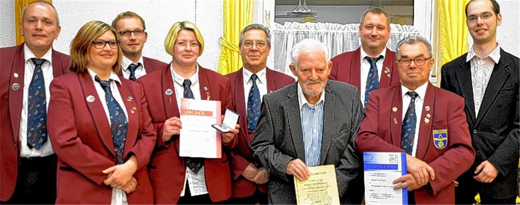 Musikvereins-Vorsitzender Markus Rößle (v.l.) ehrt Tatjana Wenz, Christian Werner, Sabrina Unselt, Hans-Peter Fauth, Karlheinz Rotfuss, Stephan Oser und Adolf Faber im Beisein von Sascha Morlock vom Blasmusikverband Pforzheim/Enzkreis.