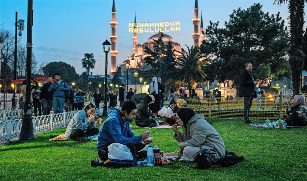 Muslime bei Sonnenaufgang in Istanbul.