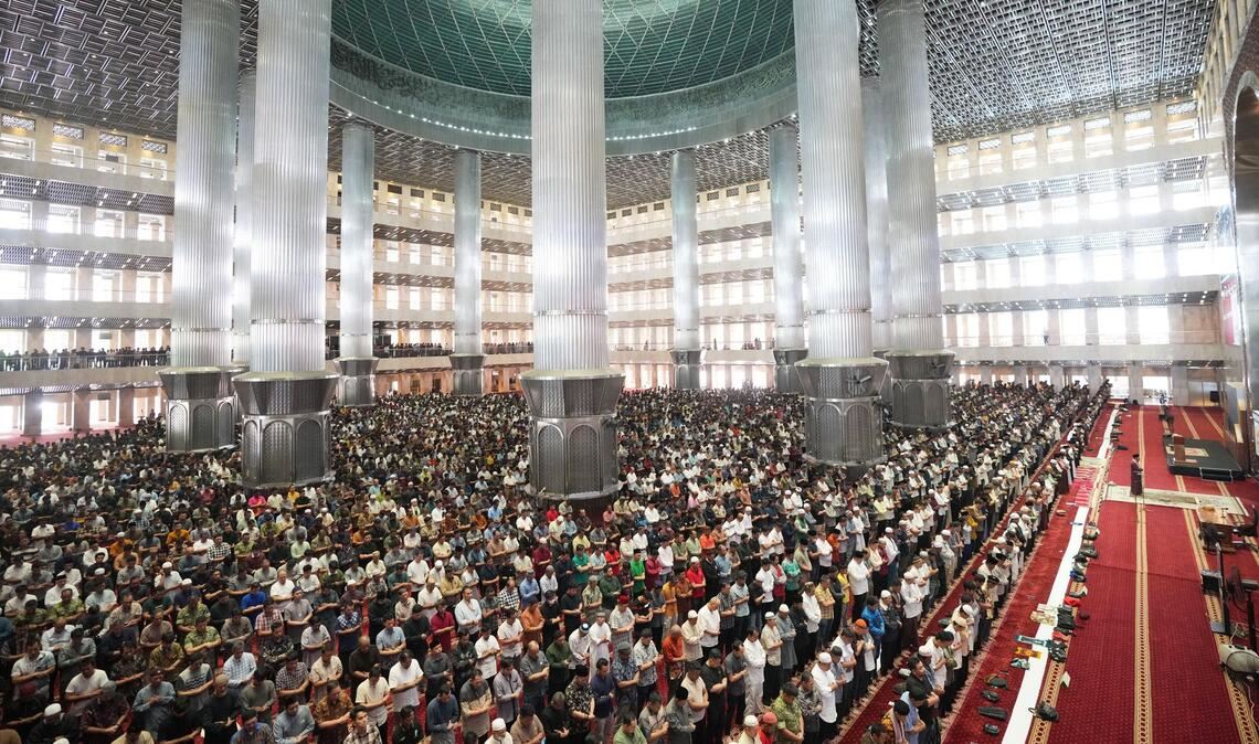 Muslime beten am ersten Freitag des Fastenmonats Ramadan in einer Moschee im indonesischen Jakarta.