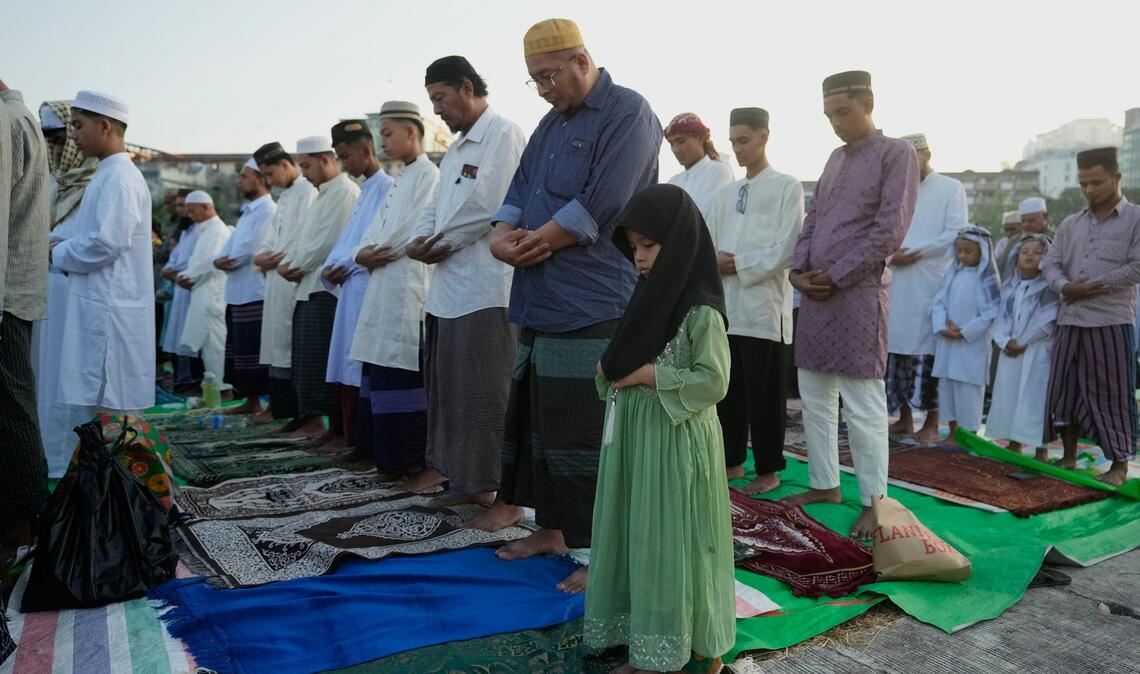 Muslime versammeln sich in einer Moschee in Yangon zum Morgengebet anlässlich des Eid al-Fitr-Festes.
