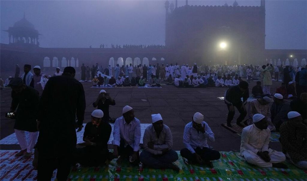 Muslime warten im Morgennebel in der Jama Masjid in Neu Delhi auf das Eid al-Fitr-Gebet am Ende des heiligen Fastenmonats Ramadan.