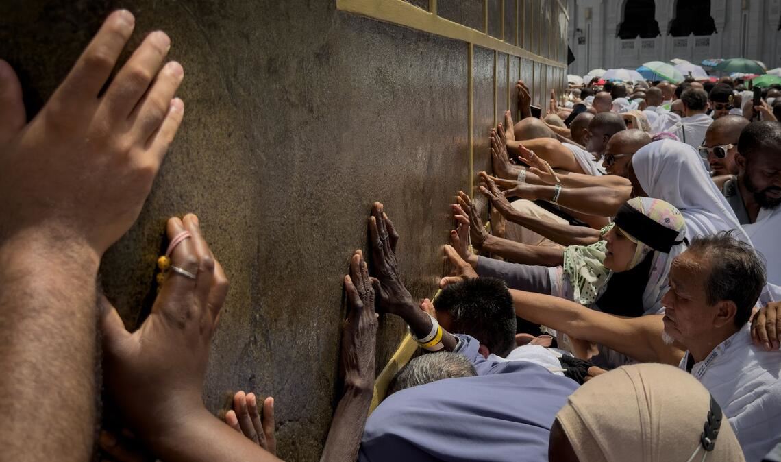 Muslimische Pilger berühren die Wände der Kaaba, dem kubischen Gebäude in der Großen Moschee, während der jährlichen Hadsch-Pilgerfahrt in Mekka.