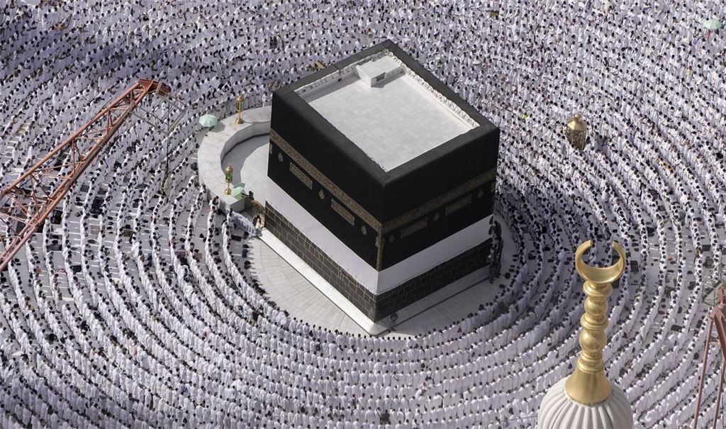 Muslimische Pilger stehen am 25. Juni 2023 betend um die Kaaba herum, das kubische Gebäude der Großen Moschee, während der jährlichen Hadsch-Pilgerfahrt im saudi-arabischen Mekka.