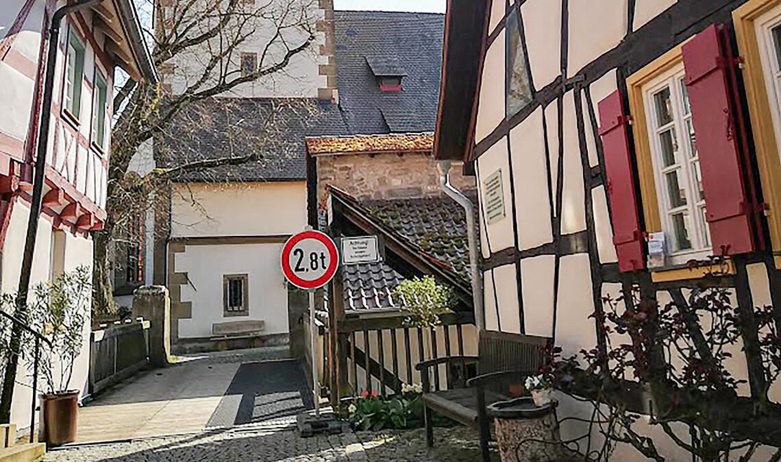 Muss dringend ersetzt werden: die Holzbrücke zur Kirchenburg in Lienzingen. Foto: privat
