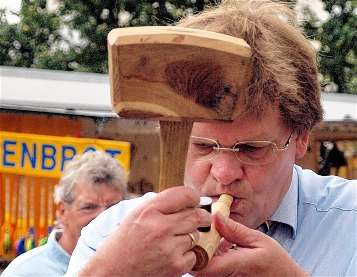 Muss kräftig durchpusten: Schultes Oehler vermisst die Straßenfest-Böller.Archivfoto: Appich
