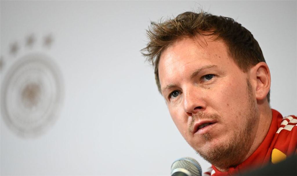 Musste Lennart Karl trösten: Bundestrainer Julian Nagelsmann