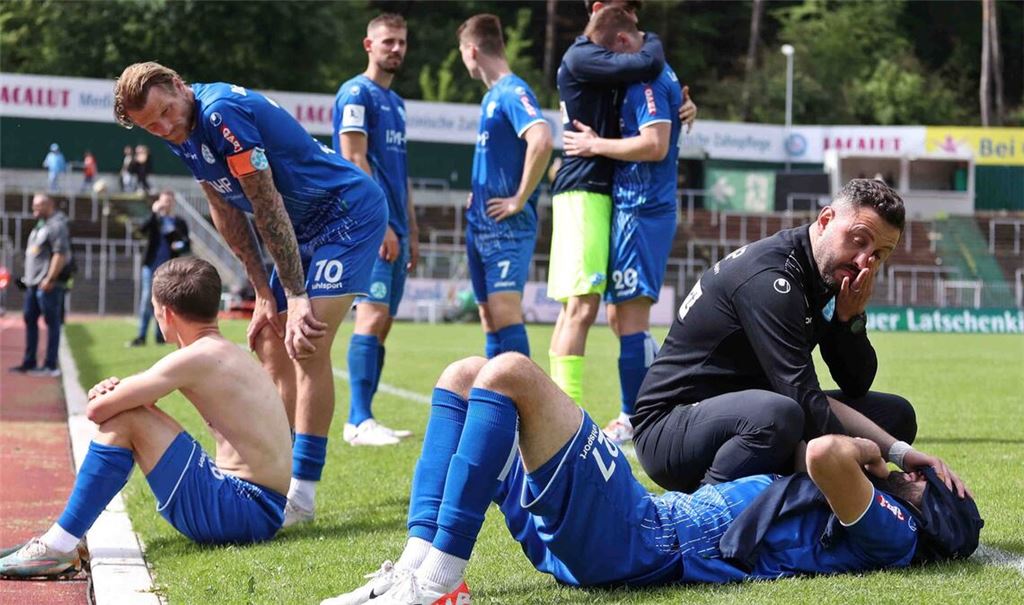 Mustafa Ünal  (re.) nach seinem letzten Spiel als Kickers-Trainer am 18. Mai 2024 nach dem verpassten Aufstieg in Homburg – jetzt ist er wieder in Stuttgart.