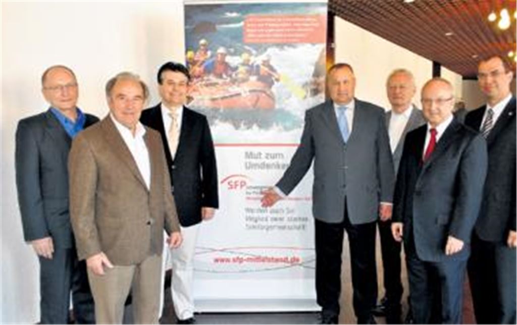 Mut zum Umdenken! Das fordern (v. li. ) Norbert Schenzle (Beirat Finanzen), Heinz Schäfer (Zweiter Vorsitzender), Jörg Hiltwein (Beirat Wirtschaftsrecht), Michael Beck (Zweiter Vorsitzender), Walter Kaiser (Kassierer), Fridolin Mannuß (Erster Vorsitzender) von der SFP, die zur Tagung Mühlackers Oberbürgermeister Frank Schneider begrüßten.
Foto: Stahlfeld 
