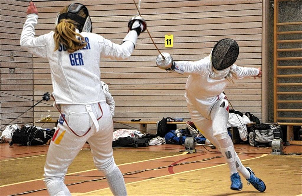 Mutiger Flèche-Angriff: Karina Mantai setzt sich in der Direktausscheidung nach einem packenden Gefecht gegen Kathrin Sommer vom SSV Ulm durch.