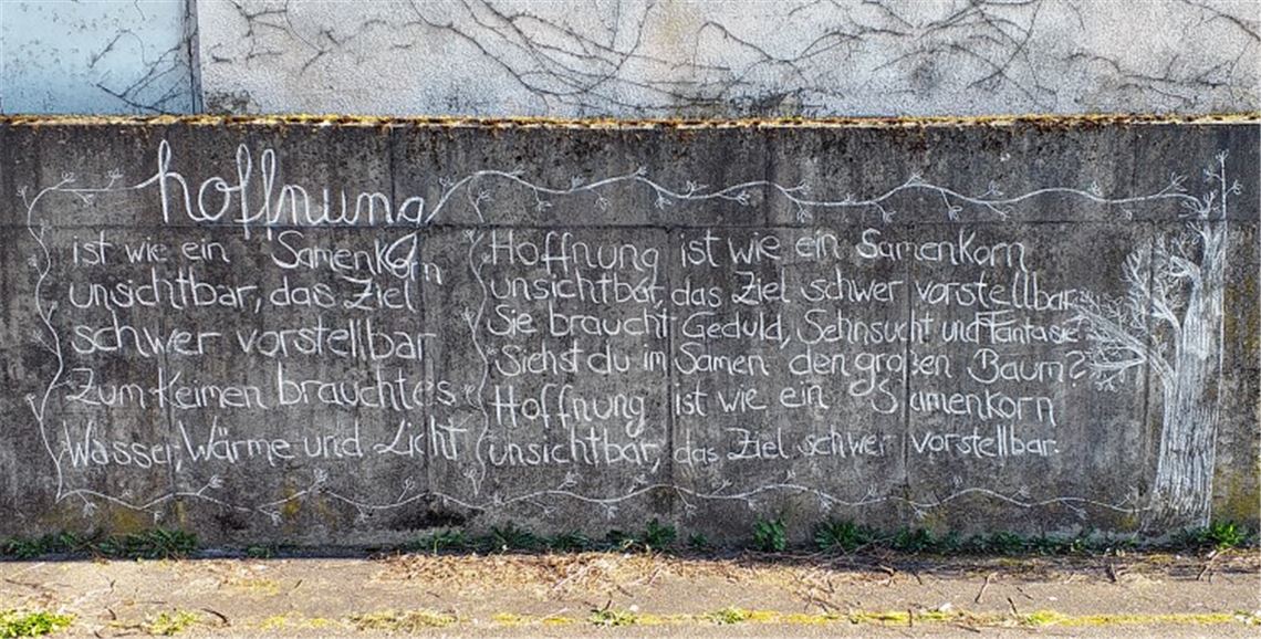 Mutmacher: An der Hochwassermauer in Lomersheim hat ein unbekannter Künstler eine Ode an die Hoffnung hinterlassen.Leserfoto: Walter Aichele