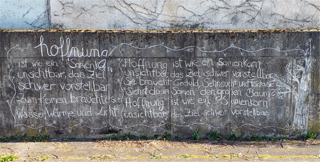Mutmacher: An der Hochwassermauer in Lomersheim hat ein unbekannter Künstler eine Ode an die Hoffnung hinterlassen.Leserfoto: Walter Aichele